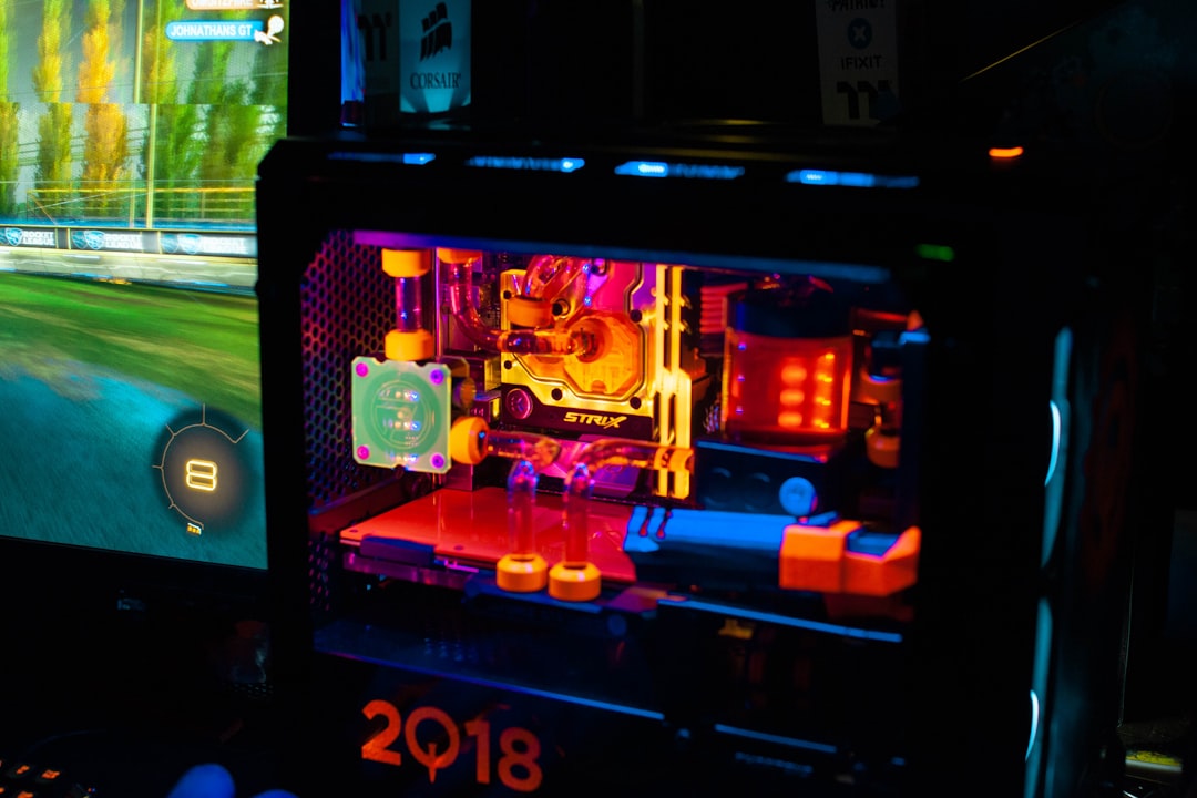 Manos sobre teclado mecánico retroiluminado